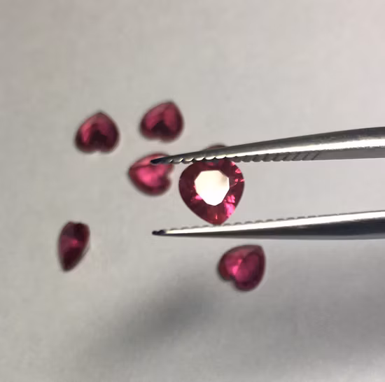 5# Rote, herzförmige, vom Labor hergestellte Korund-Rubin-Edelsteine ​​für die Schmuckherstellung